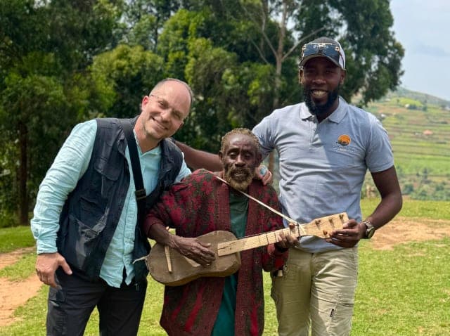 4-Day Uganda & Rwanda Gorilla and Lake Bunyonyi Safari